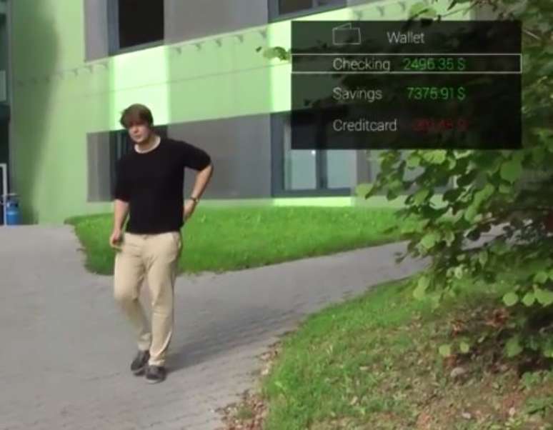 O aparelho foi desenvolvido na Universidade de Ulm, Alemanha,  e trabalha em parceria com o Google Glass