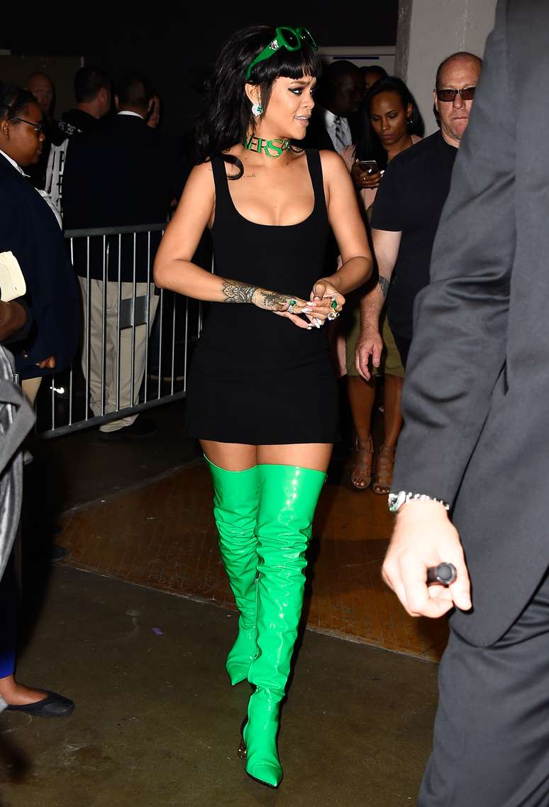 É bom já ir avisando, ela está vestida assim para um show, ok? A bota cuissarde verde só deve ser usada caso você queira se vestir de Hulk em alguma festa à fantasia