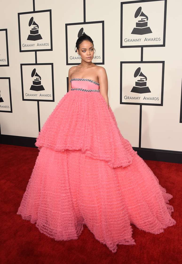 O vestido tipo bolo de debutante que Rihanna usou no Grammy, em fevereiro, foi motivo de muitos memes nas redes sociais. E não é para menos. Tanto tule e tanto volume em tom de rosa não poderia passar despercebido. Mas não vale copiar, nem se você tiver 15 anos