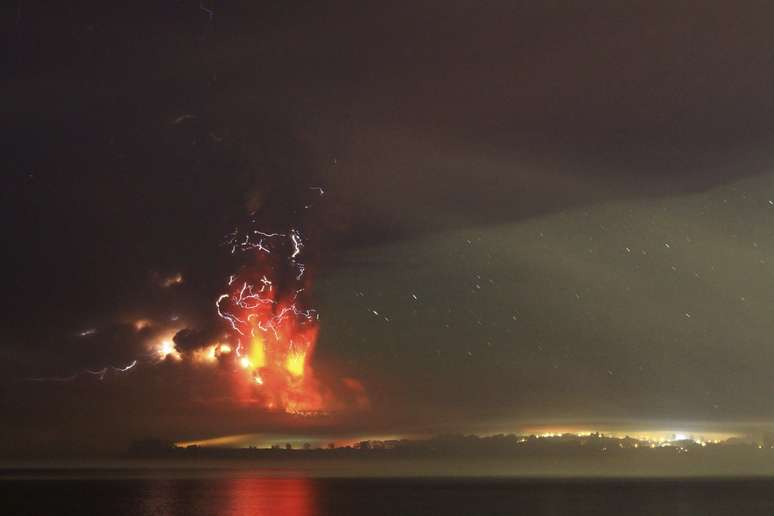 Vulcão Calbuco entra em nova erupção, mantendo alerta vermelho no Chile 