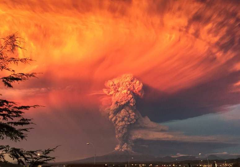 Vulcão Calbuco entra em nova erupção, mantendo alerta vermelho no Chile 