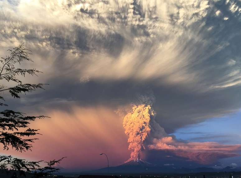 Vulcão Calbuco entra em nova erupção, mantendo alerta vermelho no Chile 