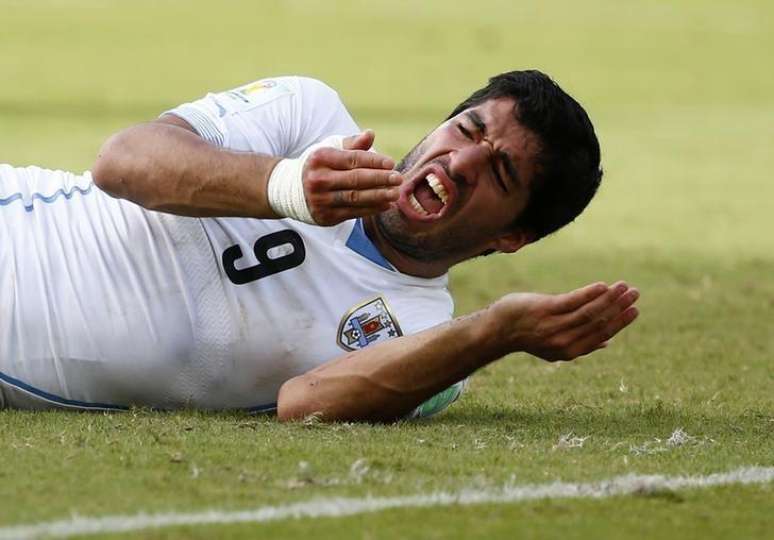 Atacante Luís Suárez, do Uruguai, após morder italiano Giorgio Chiellini em partida da Copa do Mundo de 2014, em Natal. 24/06/2014