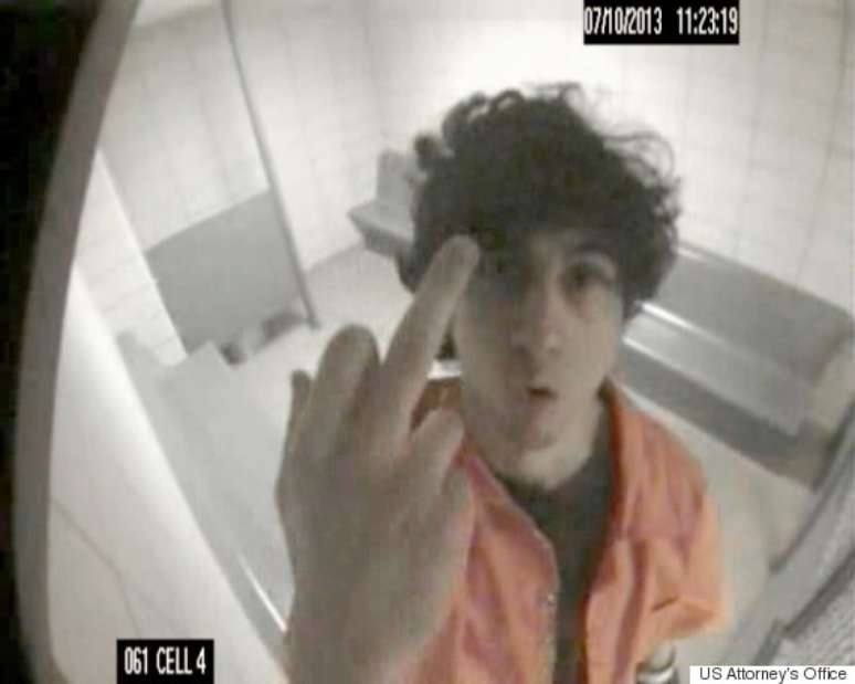 Imagem de Tsarnaev mostrando dedo do meio foi a julgamento