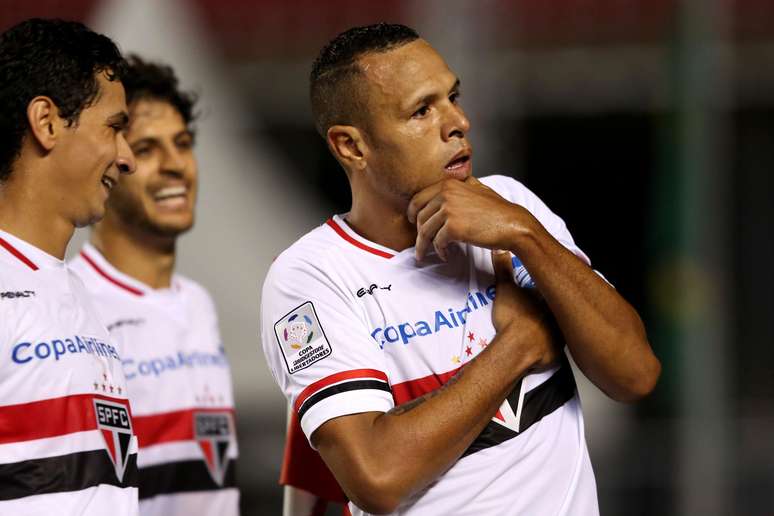 Luis Fabiano comemora gol no Corinthians na Libertadores de 2015