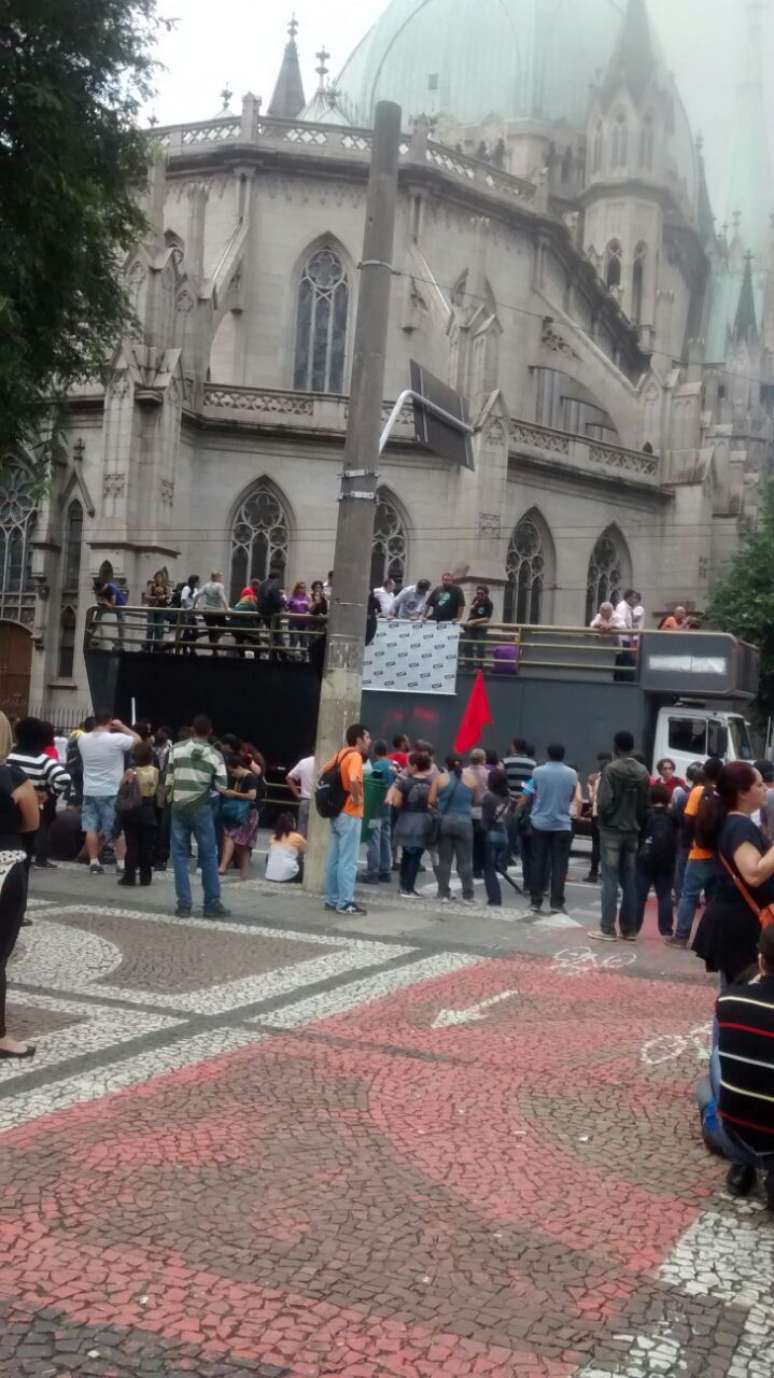 Manifestantes se reúnem na Praça da Sé
