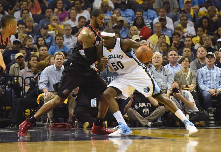 Zach Randolph disputa no corpo a corpo com LaMarcus Aldridge; Portland não foi páreo para Grizzlies