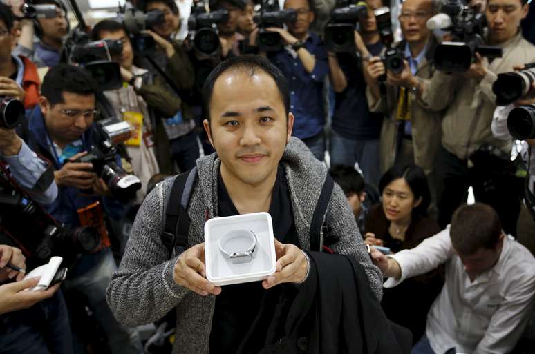 O cliente Yuichiro Masui foi o primeiro cliente em Tóquio a adquirir o Apple Watch