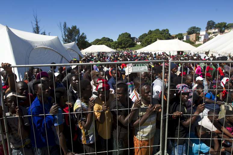 Cidadãos do Malawi concentram-se em um acampamento voltado para imigrantes na cidade de Durban, África do Sul, em 18 de abril