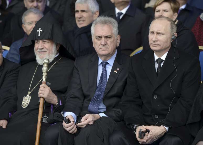 Líderes mundiais, como o presidente da Rússia, Vladimir Putin, e o da França, François Hollande, participam da cerimônia que lembra o centenário do genocídio armênio nesta sexta-feira