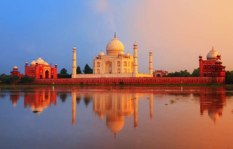 O Taj Mahal ficou conhecido por sua arquitetura e por simbolizar uma história de amor