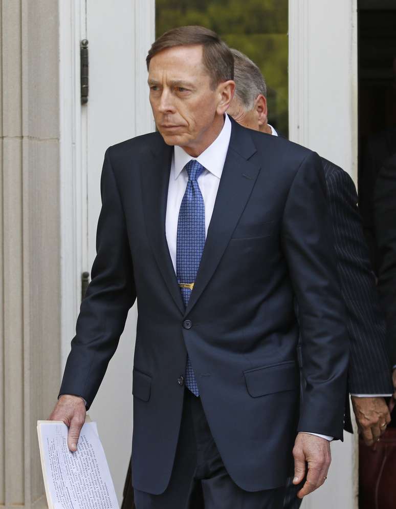 O ex-diretor da CIA, David Petraeus deixa o tribunal federal em Charlotte, NC, quinta-feira, 23 de abril, 2015 após se declarar culpado de partilha de segredos superiores do governo com sua amante e biógrafa