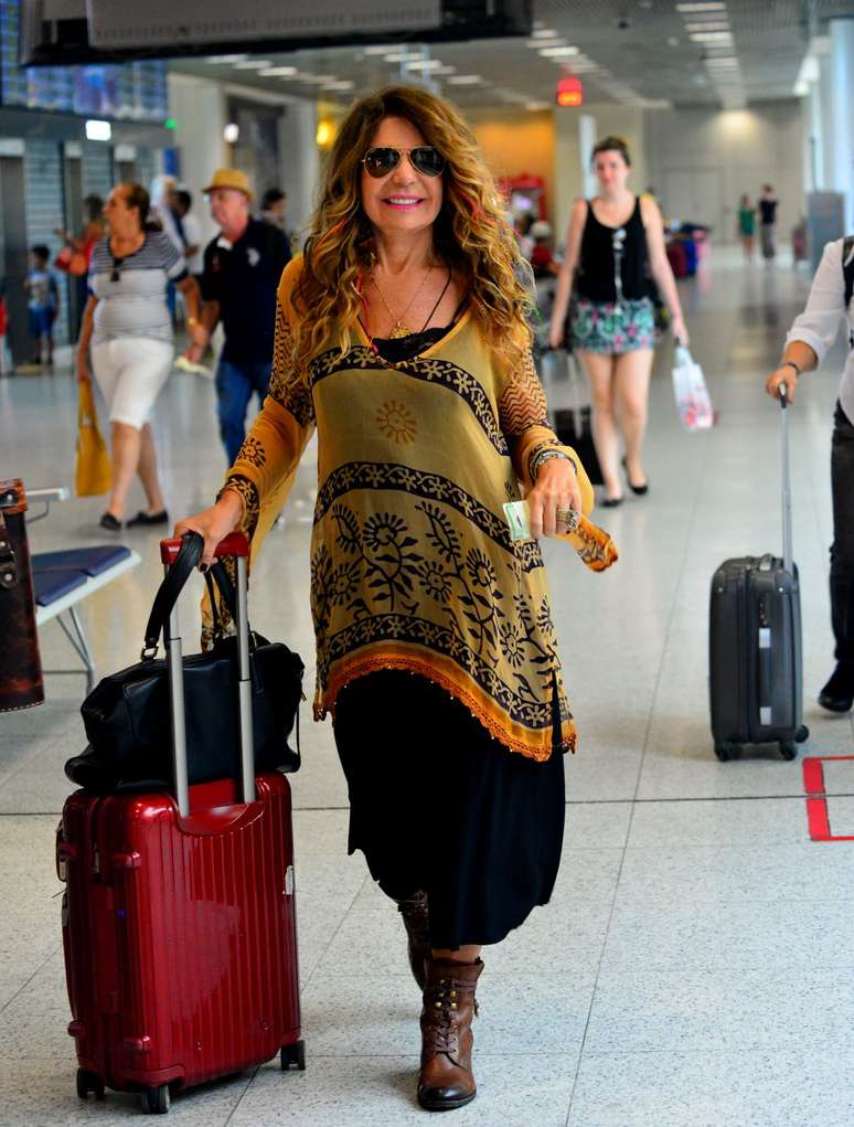 Elba Ramalho usa uma túnica em estilo boho sobre outras peças pretas, o que dá uma acendida no look. Até a botinha ficou legal