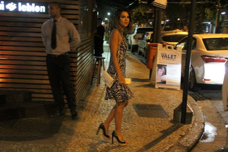 Mariana Rios também optou por vestido com estampa em preto e branca, em formato orgânico. Veja como a barra em estilo trompete dá uma charme a mais à peça. Os sapatos e a bolsa estão ótimos no look