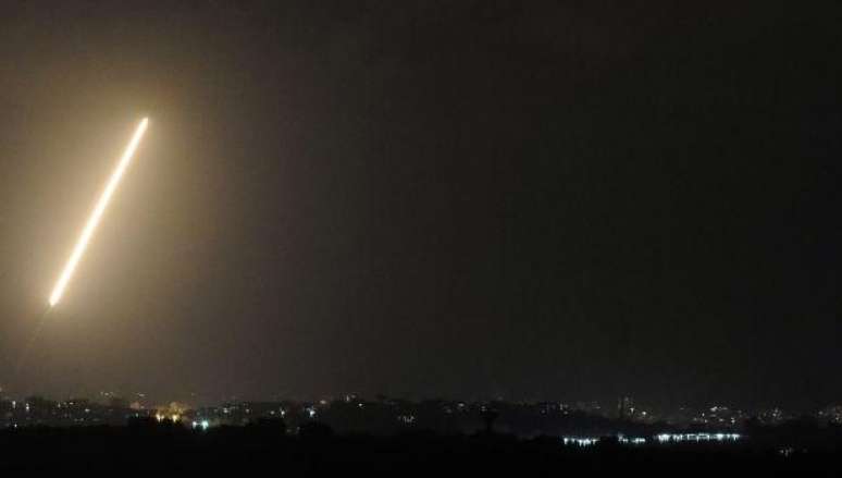 Israel ataca alvo no norte de Gaza em resposta à disparo de foguete palestino