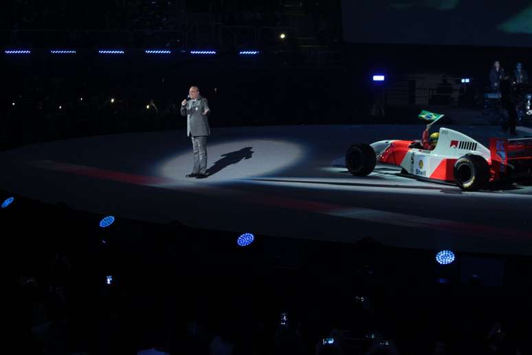 Galv&atilde;o Bueno discursa ao lado de r&eacute;plica do carro de Ayrton Senna