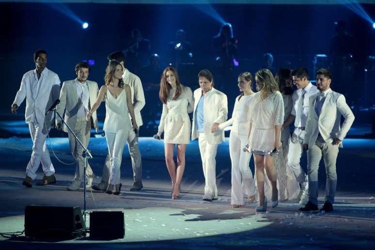 Roberto Carlos surge com jovens atores globais