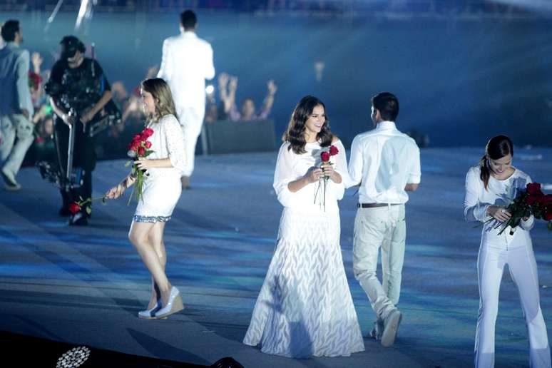 Bruna Marquezine distribui flores em show de Roberto Carlos