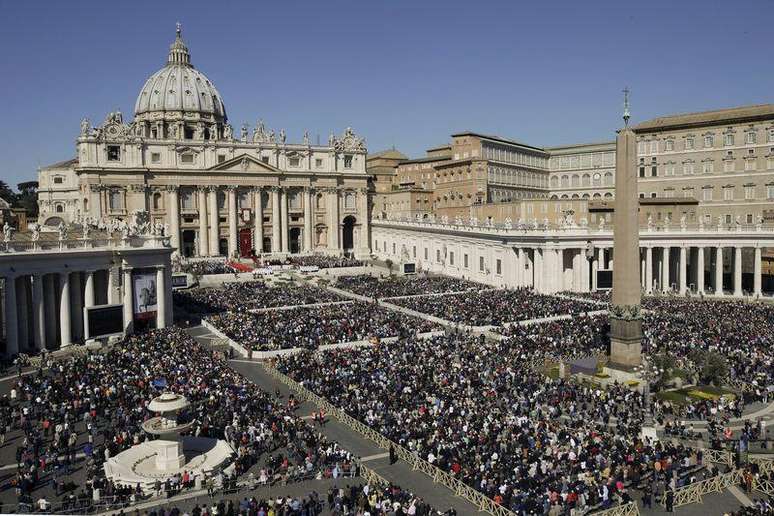 Pessoas na Praça de São Pedro, no Vaticano
