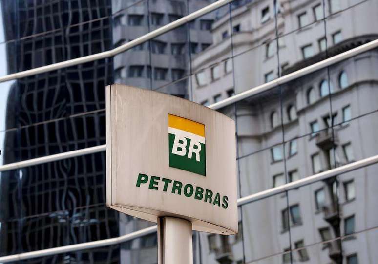 Logo da Petrobras visto em frente prédio da companhia em São Paulo, em 23 de abril