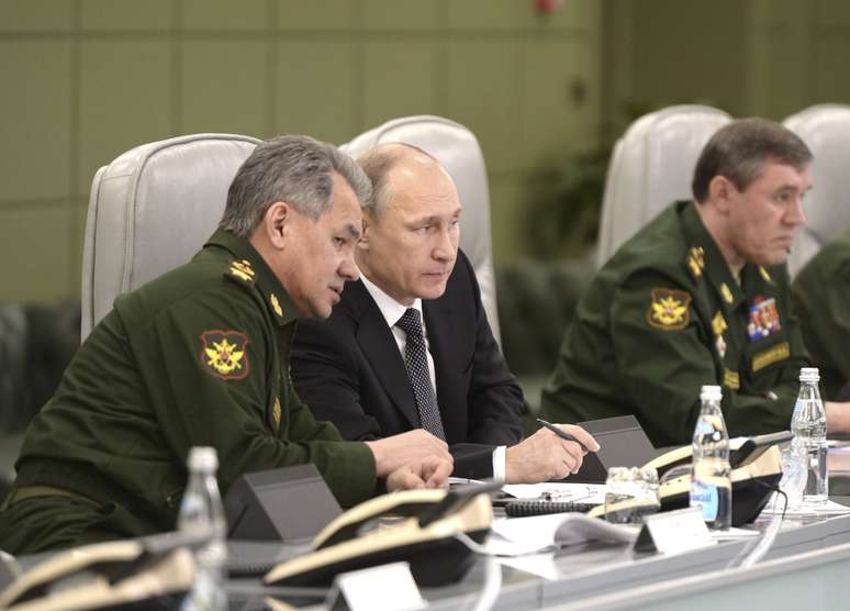  Ministro da Defesa ao lado do presidente russo, Vladmir Putin: promessa de armas modernas a Cuba