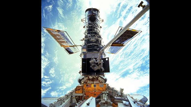 Em 24 de abril de 1990, o ônibus espacial Discovery levou o Telescópio Espacial Hubble, uma criação dos Estados Unidos e da Europa, ao espaço, inaugurando uma nova era na astronomia