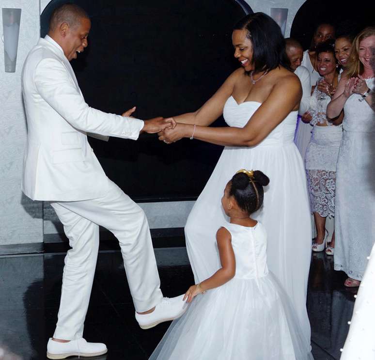 Sob olhares de Blue Ivy, Jay-Z se diverte na festa