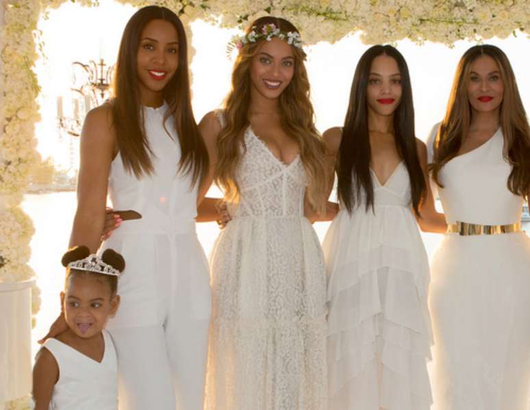 Blue Ivy faz careta na foto com as madrinhas do casamento