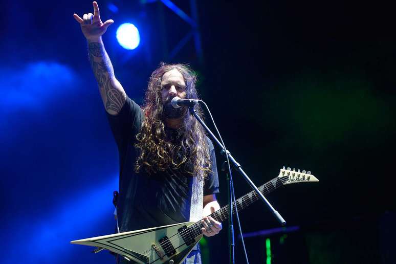 Andreas Kisser, Paulo Jr. e Derrick Green, do Sepultura, se juntaram ao Motörhead neste sábado (25) no festival Monsters of Rock. O vocalista da banda Lemmy Kilmister passou mal durante a madrugada e não pôde se apresentar com o grupo.