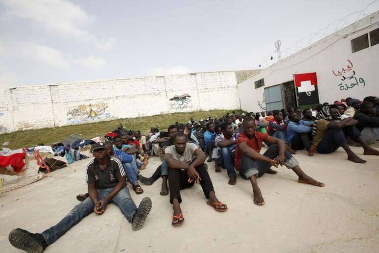 Imigrantes ilegais no centro de detenção Abu Saleem em Trípoli, na Líbia. 21/04/2015