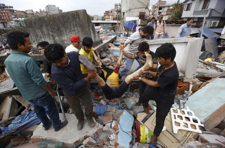 Terremoto de 7,8 graus atingiu o Nepal neste sábado 