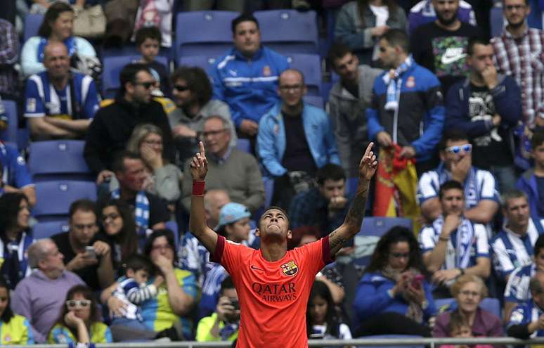 Neymar comemora diante de uma decepcionada torcida do Espanyol