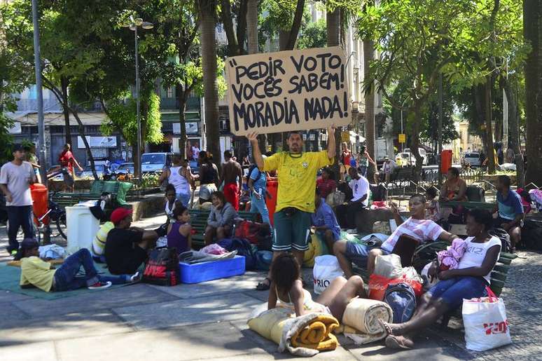 Sem-teto do Flamengo tentam nova invasão e acampam em praça pública