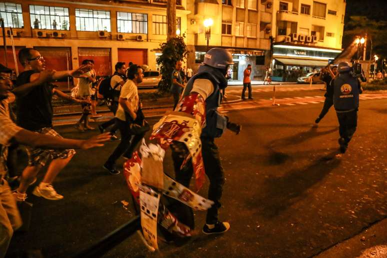 Confusão na Paulista: black blocs atacaram equipes de imprensa durante infiltração nos protestos de professores em greve da rede estadual