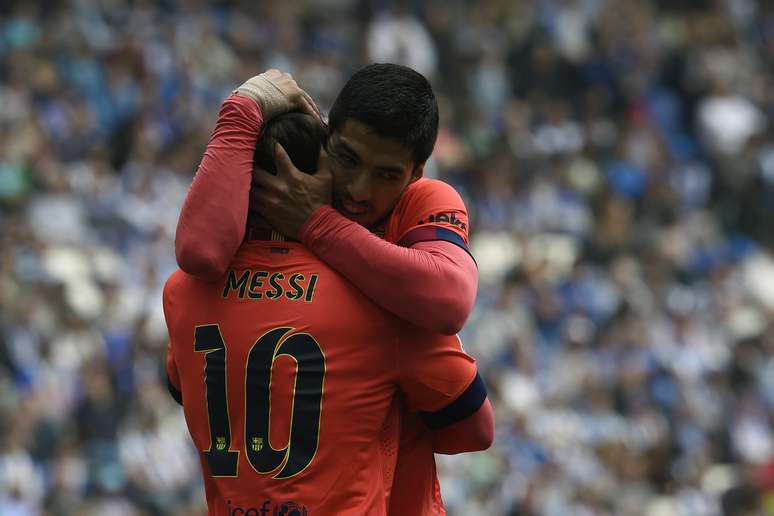 Messi celebra seu gol com abraço de Suárez no primeiro tempo