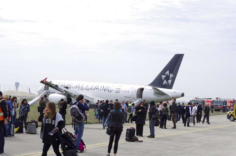 Avião da Turkish Airlines faz pouso de emergência após falha do motor