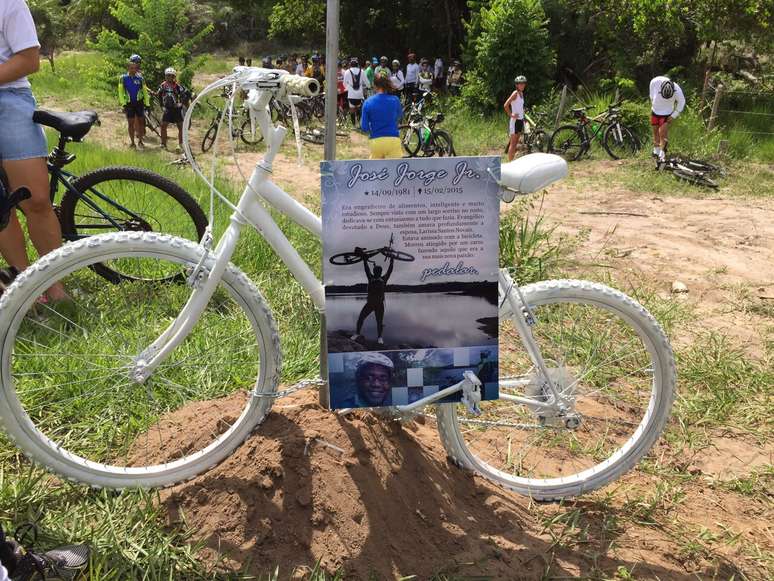 Ghost bike foi instalada no local em que o ciclista morreu