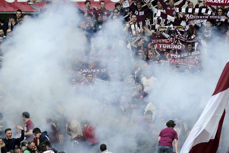 Bomba explodiu no meio da torcida do Torino e deixou 10 espectadores feridos, um deles em estado grave