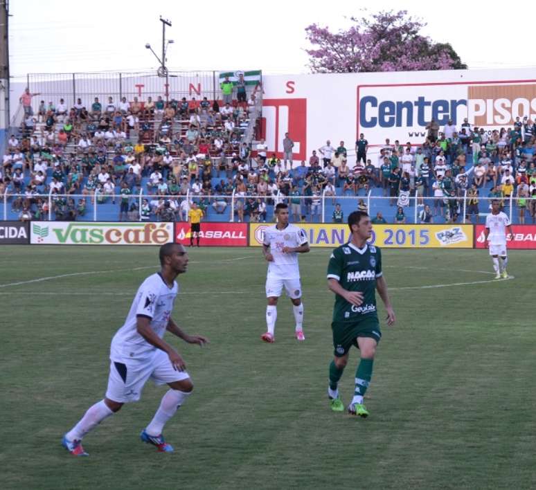 Felipe Menezes vigiado por dois marcadores da Aparecidense