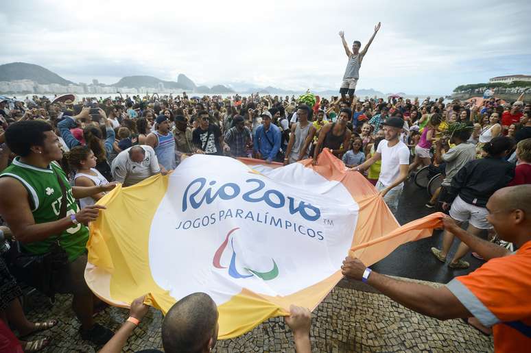 Bandeira da Paralimpíada foi desfraldada na orla do Rio