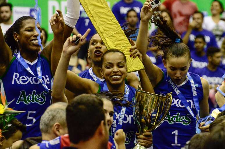 Fofão comemora o título da Superliga Feminina com o Rexona-Ades