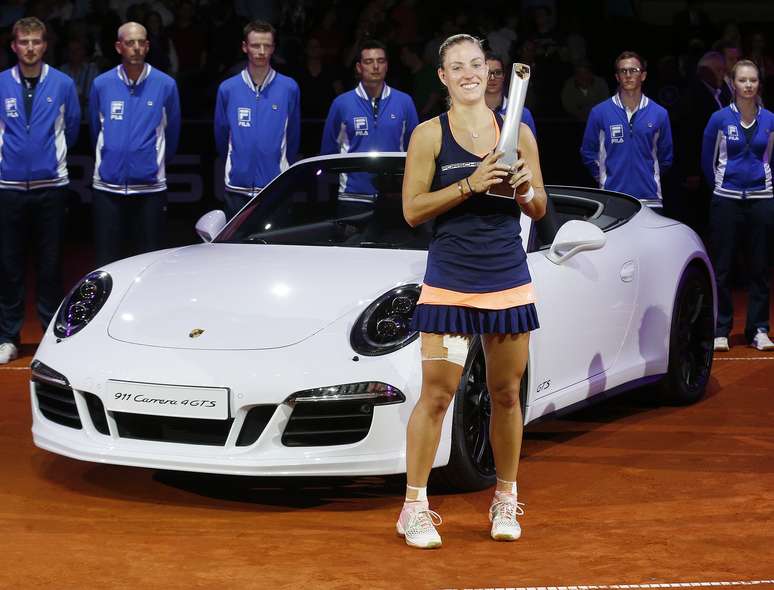 Kerber levanta troféu do Torneio de Stuttgart e ainda ganha um carrão