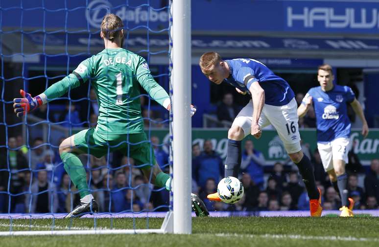 James McCarthy finaliza entre as pernas de De Gea para marcar o primeiro gol do Everton no Goodison Park