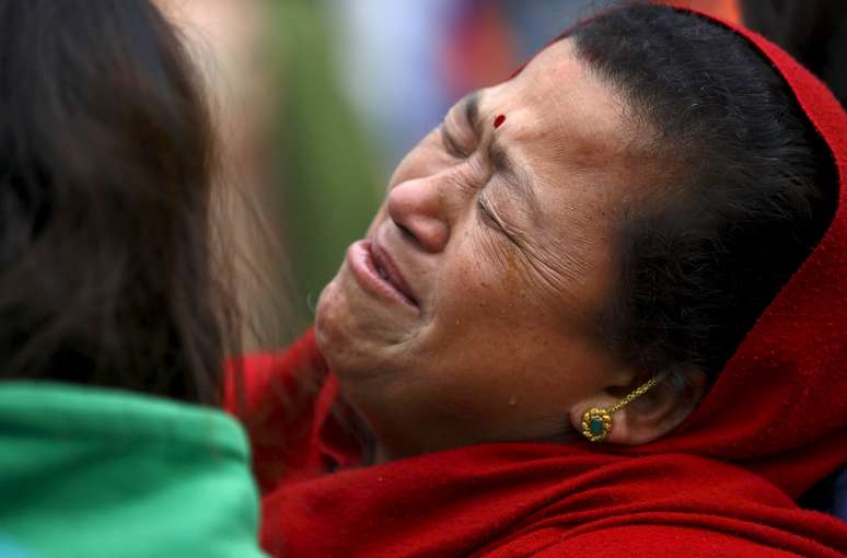 Familiares choram perdas após terremoto atingir o Nepal e matar mais de quatro mil pessoas