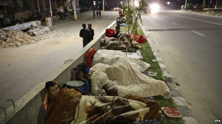 Muitas pessoas dormiram na rua após terem suas casas destruídas ou temendo novos tremores