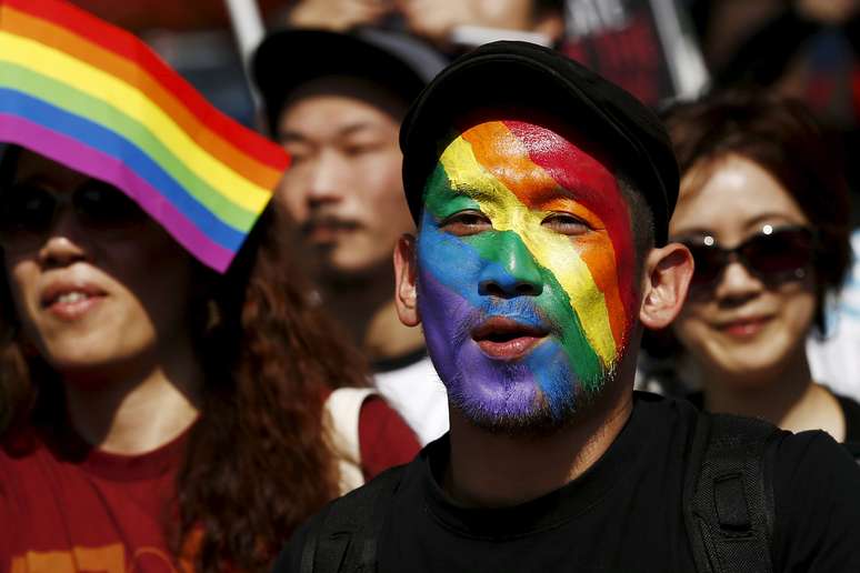 Multidão apresentou-se colorida nas ruas de Tóquio neste domingo (26)