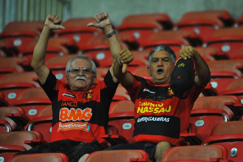 Torcida do Sport desaprova atuação e desclassificação do clube no Pernambucano