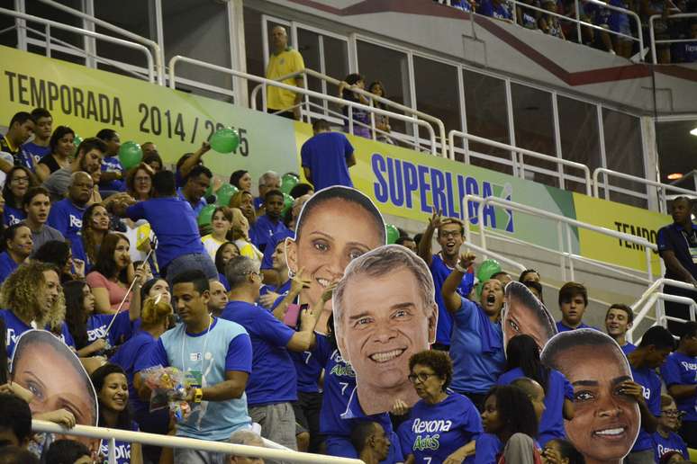 Torcida do Rexona-Ades fez a festa com o rosto dos ídolos na Arena HSBC, Rio de Janeiro