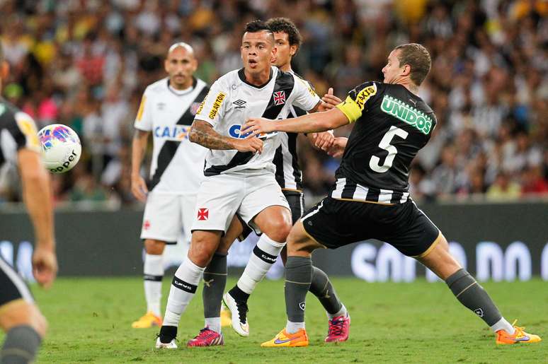 Bernardo cobrou a falta que originou o gol da vitória do Vasco sobre o Botafogo neste domingo