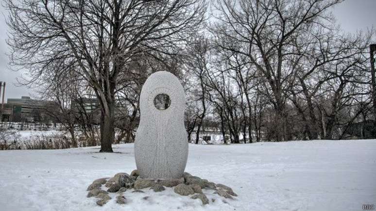 No centro de Winnipeg, ao lado do rio, recentemente puseram esse monumento em homenagem às mulheres mortas ou desaparecidas